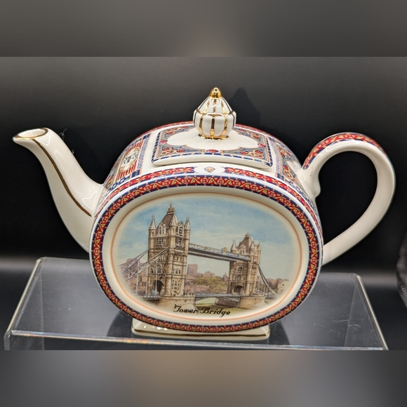 James Sadler Landmarks Tower Bridge Teapot - Picture 9 of 13